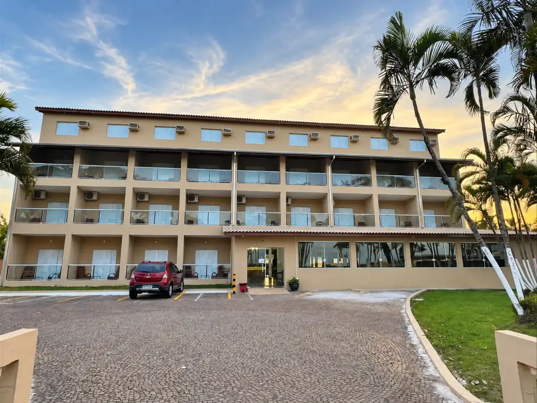 Fachada do Leviv Praia Hotel ao pôr do sol